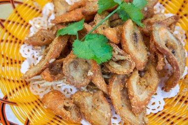 Lezzetli bir Çin yemeği, kızarmış yedi inçlik yağlı bağırsaklar.