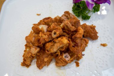 Lezzetli bir Çin yemeği, kızarmış domuz ince bağırsağı.