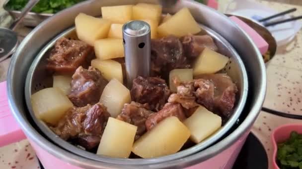 Een Binnenlandse Automatische Tillen Hete Pot Radijs Rundvlees Brisket Koken — Stockvideo