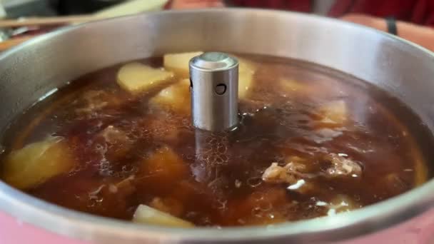 Bir Yerli Otomatikman Sıcak Tencereyi Kaldırmak Turp Eti Pişirmektir — Stok video