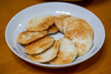 Bir tabak altın ve lezzetli el yapımı mürekkepbalığı keki.