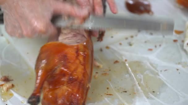 Chef Restaurant Slicing Skin Peking Duck — Vídeo de stock
