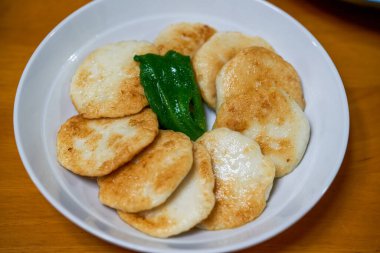 Bir tabak altın ve lezzetli el yapımı mürekkepbalığı keki.