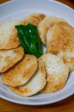 Bir tabak altın ve lezzetli el yapımı mürekkepbalığı keki.