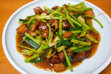 A delicious home-cooked dish, stir-fried pork belly with celery