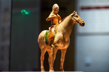 Antik Çin çömlek heykelcikleri ata binerken Tang Sancai yakın plan.