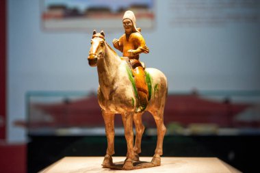 Antik Çin çömlek heykelcikleri ata binerken Tang Sancai yakın plan.