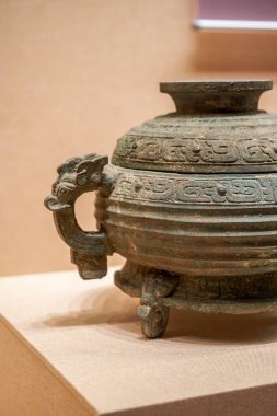 Antik Çin eserlerinin yakın plan çekimleri.