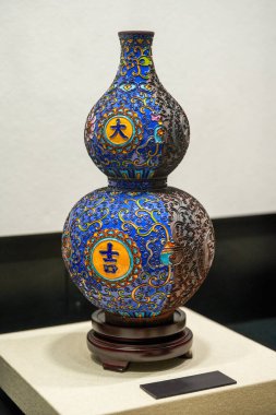 Çin 'deki Qing Hanedanlığı' ndan porselen damarların zarif ve zarif bir çeşidi.