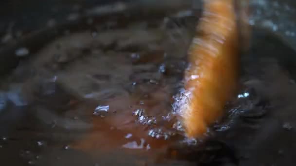 Ein Koch Macht Frittiertes Schweinefleisch Und Gebratenes Geschnittenes Hühnchen — Stockvideo