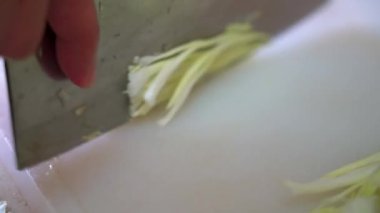 Profesyonel bir şef kesim tahtasının üzerinde lahana doğrar.