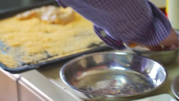 Bir Şef Domuz Pirzolası Kızarmış Tavuk Yapıyor — Stok video