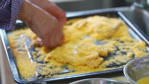 Bir Şef Domuz Pirzolası Kızarmış Tavuk Yapıyor — Stok video