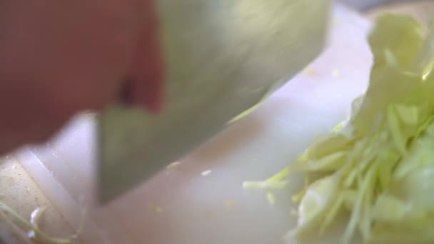 Profesionální Kuchař Rychle Drtí Zelí Řezací Desce — Stock video