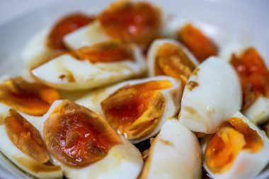 Haşlanmış yumurtalı basit bir ev yemeği.