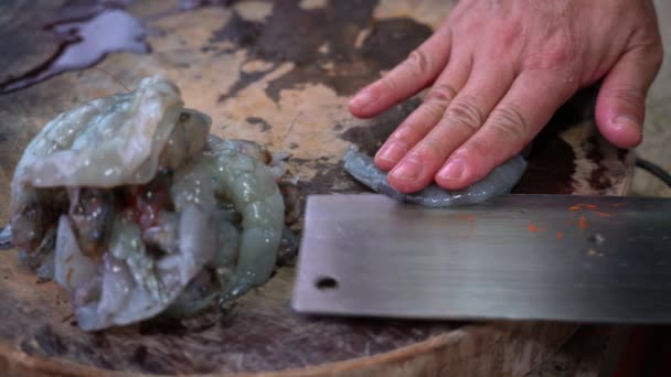 Uno Chef Cucina Back Opening Delinting Gamberetti Freschi — Video Stock