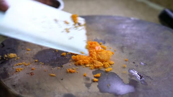 Chef Está Aplastando Yema Huevo Salada Con Cuchillo Cocina Para — Vídeos de Stock