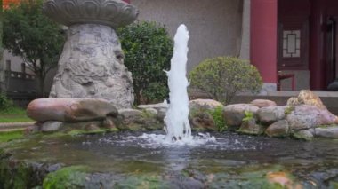 Bir parkta havuz havuzu manzarasının ağır çekimde çekilmesi.