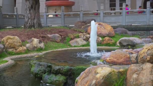 公園内のプール噴水の風景 — ストック動画