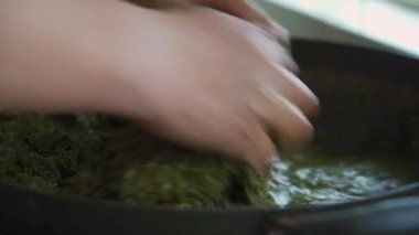 Çin Ching Ming Festivali için geleneksel bir yemek olan beş renkli glutinous pilavı yapma süreci
