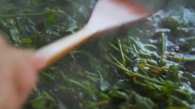 Çin Ching Ming Festivali için geleneksel bir yemek olan beş renkli glutinous pilavı yapma süreci