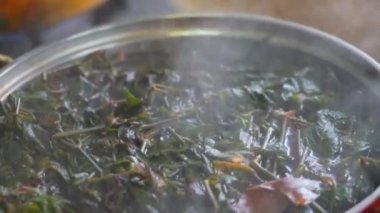 Çin Ching Ming Festivali için geleneksel bir yemek olan beş renkli glutinous pilavı yapma süreci