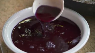 Çin Ching Ming Festivali için geleneksel bir yemek olan beş renkli glutinous pilavı yapma süreci