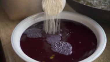 Çin Ching Ming Festivali için geleneksel bir yemek olan beş renkli glutinous pilavı yapma süreci