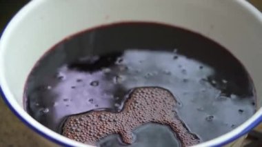 Çin Ching Ming Festivali için geleneksel bir yemek olan beş renkli glutinous pilavı yapma süreci