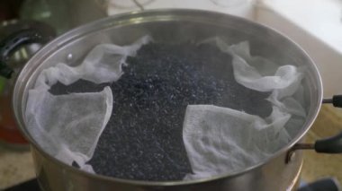 Çin Qingming Festivali 'nin geleneksel yemeği olan beş renkli glutinous pilavı yapma süreci.