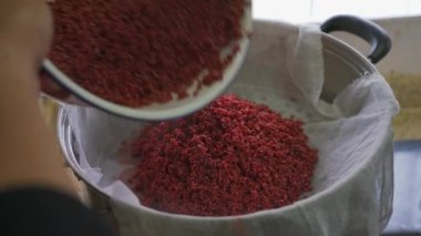 Çin Qingming Festivali 'nin geleneksel yemeği olan beş renkli glutinous pilavı yapma süreci.