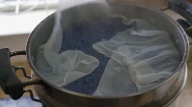 Çin Qingming Festivali 'nin geleneksel yemeği olan beş renkli glutinous pilavı yapma süreci.
