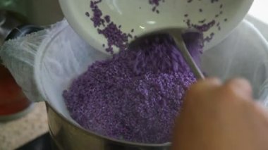 Çin Qingming Festivali 'nin geleneksel yemeği olan beş renkli glutinous pilavı yapma süreci.