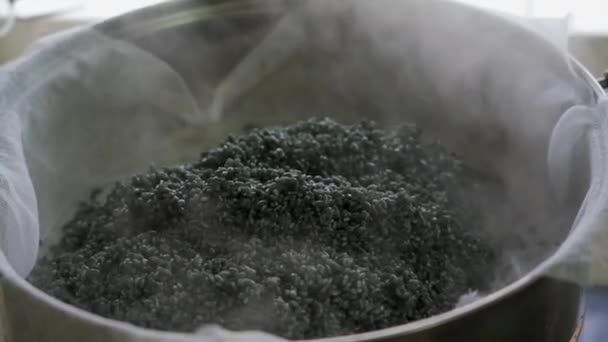 Der Prozess Der Herstellung Von Fünffarbigem Klebrigem Reis Der Traditionellen — Stockvideo
