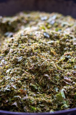 Beş renkli glutinous pilavı yapmak için şifalı otlar gerekiyordu. Geleneksel Çin Mezar Temizleme Günü yemeği.