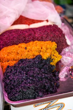 Çin Ching Ming Festivali için geleneksel bir yemek olan beş renkli glutinous pilavı yapma süreci