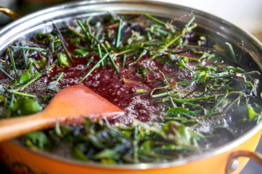 Beş renkli glutinous pilavı yapmak için şifalı otlar gerekiyordu. Geleneksel Çin Mezar Temizleme Günü yemeği.