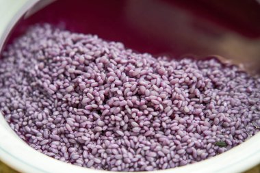 Çin Ching Ming Festivali için geleneksel bir yemek olan beş renkli glutinous pilavı yapma süreci