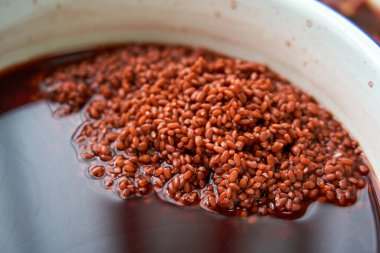 Çin Ching Ming Festivali için geleneksel bir yemek olan beş renkli glutinous pilavı yapma süreci