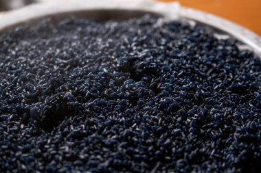 Çin Ching Ming Festivali için geleneksel bir yemek olan beş renkli glutinous pilavı yapma süreci