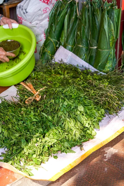 Beş renkli glutinous pilavı yapmak için şifalı otlar gerekiyordu. Geleneksel Çin Mezar Temizleme Günü yemeği.