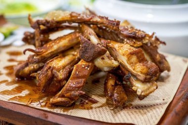 Kızarmış kuzu pirzolası.