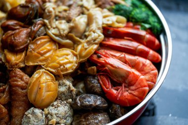Çin Yeni Yılı boyunca Çin Yeni Yılı yemekleri, çeşitli büyük Poon Choi.