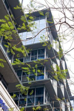 Şehirdeki modern binalara yakın çekim