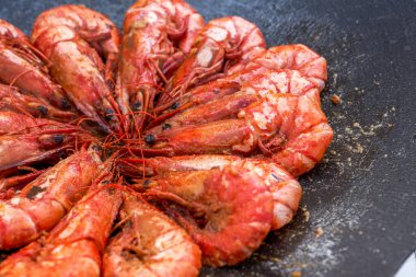 Piknik kampında kızarmış karides.