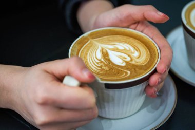 Sütlü kahve ve güzel bir sütlü kahve.