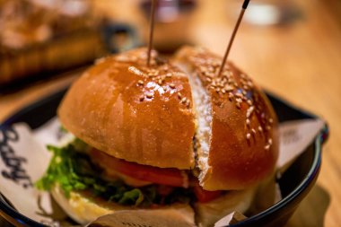 Çekici ve lezzetli bir Amerikan usulü sığır eti hamburgeri.