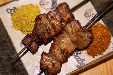 Çıtır çıtır ve çekici bir mangal ızgara biftek şişi.