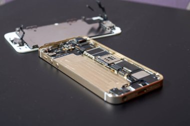 Parçalanmış bir akıllı telefonun içeriği ve bileşenleri