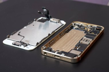 Parçalanmış bir akıllı telefonun içeriği ve bileşenleri